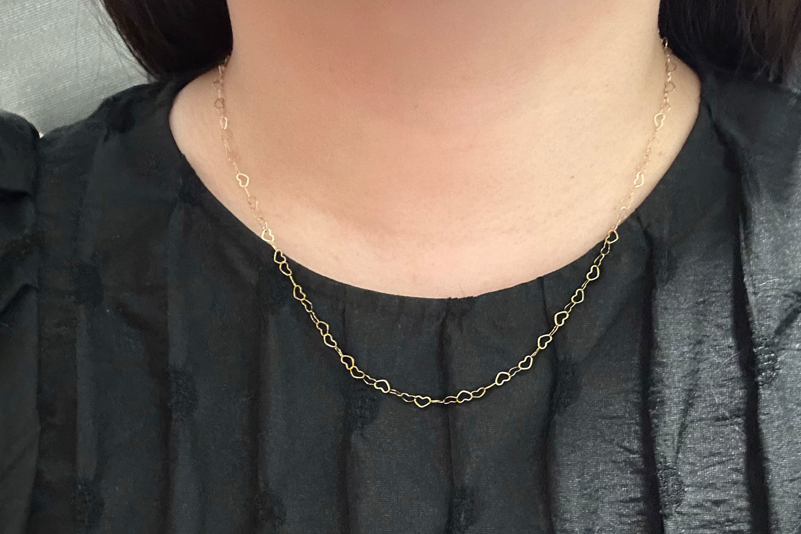 “Our love is like a flowing river.” Chain necklace（着用写真）