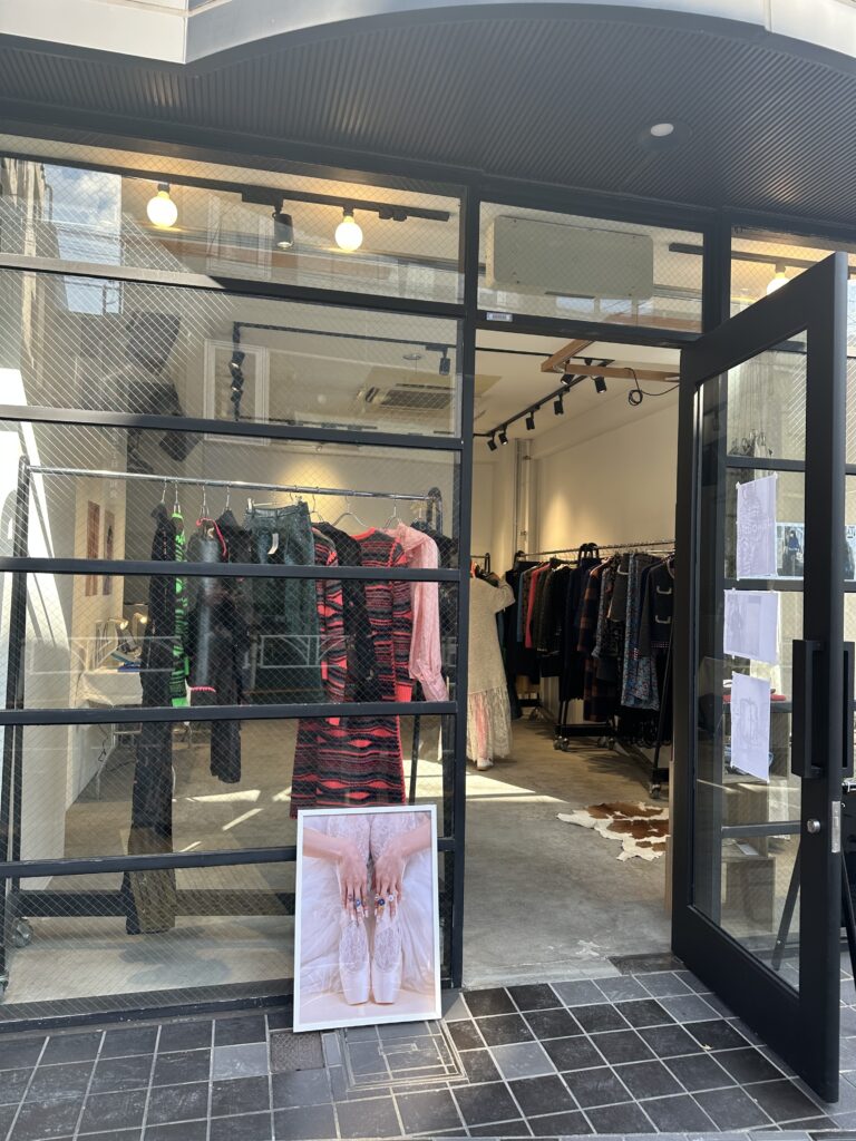 MANOUSHジョイントポップアップ入口